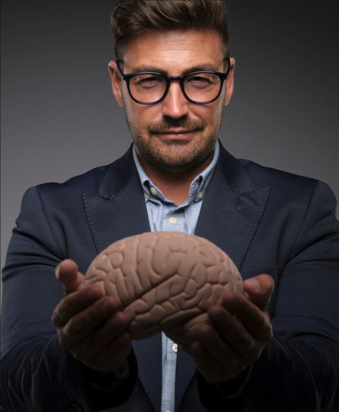 Jonathan García-Allen sosteniendo un cerebro